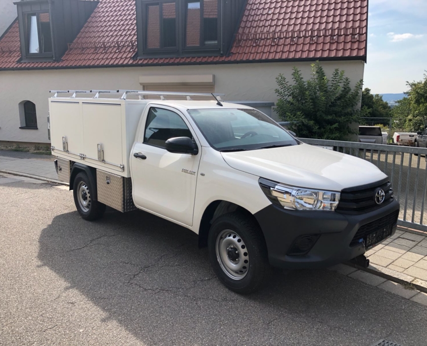 Gewerbefahrzeug Toyota Hilux Festaufbau